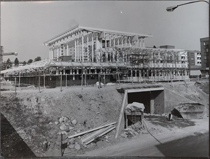 Svartvitt fotografi uppbyggnaden av Tensta gymnasium