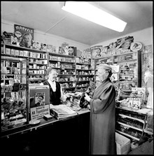 Interiör av tobaksaffär vid Bastugatan 43. Bakom disken står Greta Amalia Johanna Hansdotter/Eriksson.