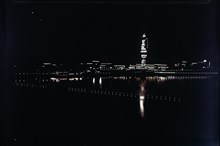 Stockholmsutställningen 1930, nattbild med reklammasten