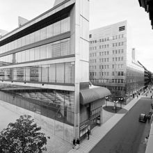Drottninggatan 34 och 32 söderut från hörnet av Sergels Torg.  Kulturhuset med entré till Klarateatern