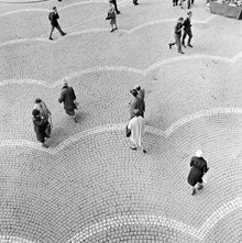 Gående människor på Hötorget i fågelperspektiv