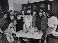 Vård av barn - Spånga Yrkesskolor ca 1946