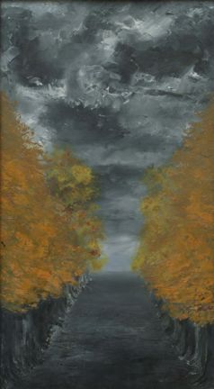 En allé med brandgula träd på varsin sida. Himlen har grå ovädersmoln.