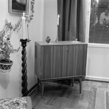 Vardagsrumsinteriör. TV-apparat med stängda vikdörrar. Hemma hos fotografens syster, Ingrid Risberg i Fruängen