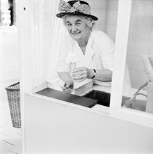 Hantverkargatan. Glassförsäljerskan Josefina Zetterberg