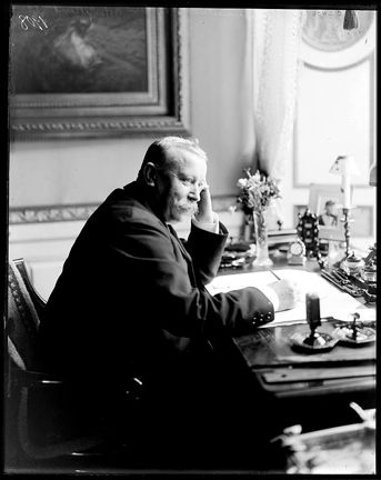 Thiodolf Lagerström vid ett skrivbord.