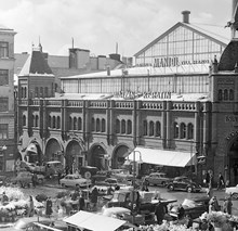 Östermalmstorg med Östermalmshallen i fonden