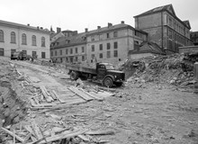 Sergelgatan 8-10, kv. Grytgjutaren, är rivet. Kvar finns Betlehemskyrkan, Sergelhuset, Sergels ateljé och Nya Elementarskolan. Vy från dåvarande Oxtorgsgatan mot SV. Här står nu första höghuset