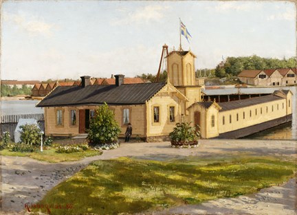 Ett badhus i vinkel vid kajkanten. Fasaderna är gulmålade och taken svarta. I mitten ett litet torn med den norsk-svenska unionsflaggan. I bakgrunden båthusen på Djurgården.