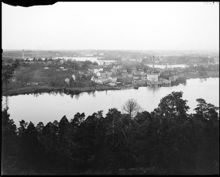 Panorama från Nybohovsberget med sjön Trekanten nedanför och industriområdet Nynäs vid sjöstranden