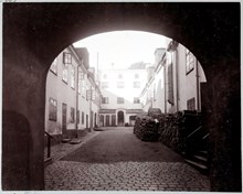 Hornsgatan 82 B, (tidigare 74). Här låg tidigare Gäldstuguhäktet, även kallat Bysättningshäktet eller Bysis. Gårdsinteriör