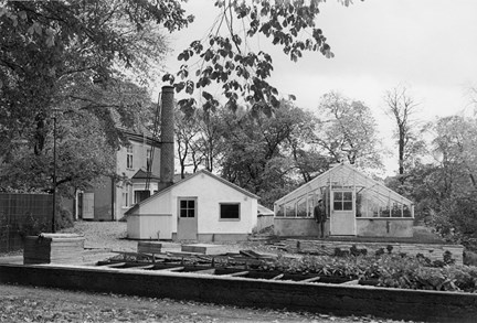 Fotografiet från 1961 visar de två växthusen på Waldemarsudde. 