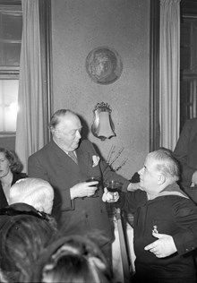 Evert Taube hyllas på Gyllene Freden, Österlånggatan 51 i samband med avtäckningen av en Taubemedaljong
