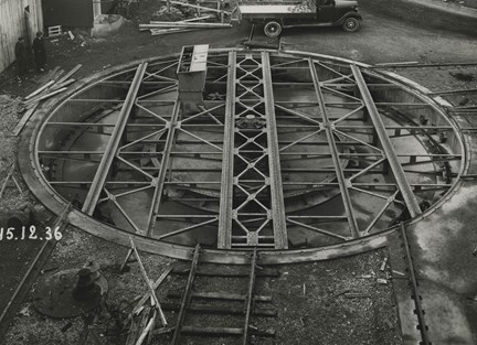 Svartvitt fotografi på kranvändskiva vid norra pirkajen i Värtahamnen.