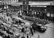 Skyddsrum byggs under Gamla Hötorgshallen/Saluhallen. Vy över torghandeln mot saluhallens fasad