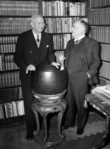 Porträtt av Sven Hedin och hertig Larsson i samspråk