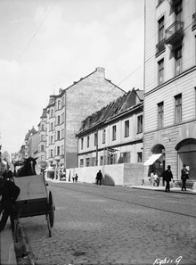 Hantverkargatan 10, 12 och 14 västerut från Hantverkargatan 13. Då kv. Vindruvan, nu kv. Bananen.