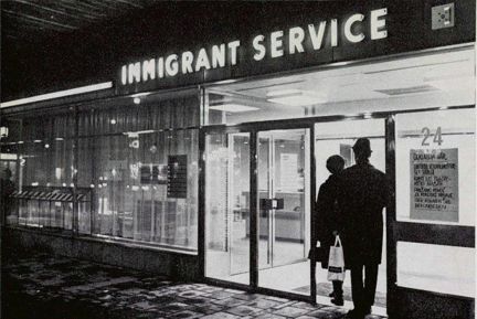 Entrén till Immigrant Service på Vasagatan 24.