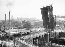 Danviksbron. Broöppning för passerande båt i Danvikskanalen