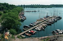 Båtar vid Hornstulls strand och vy över Årstaviken. Foto taget från Liljeholmsbron