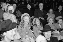 Cirkus. "Hagasessorna" tittar på Cirkus Schumann, omgivna av kamrater. Prinsessan Desirée i mitten, prinsessan Birgitta till vänster och prinsessan Margaretha till höger.