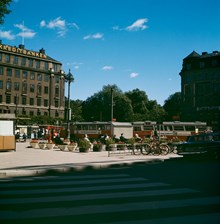 Norrmalmstorg. Vy från torgets västra sida mot sydost. I fonden träd i Berzelii Park