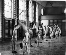 Gymnastiklektion på Manillaskolan
