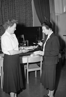Maria Husmodersskola. Recepttävlingen ""Så lagar vi potatis"". Vinnaren Greta Hansson bjuder Aina Erlander
