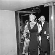 Sturegatan 18, biograf Park. Jayne Mansfield besöker biografen i samband med premiären av filmen ""Åh, en sån karl""
