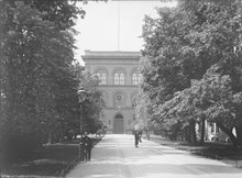 Norra Latinläroverket. Parti av fasaden mot Drottninggatan