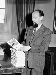 Borgarrådet Hjalmar Mehr presenterar boken ""Stockholm - Staden på vattnet"", en redogörelse av kommunalförvaltningen om staden och stockholmarnas liv och förhållanden
