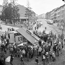 Korsningen Sparbanksvägen/Mellanbergsvägen. En buss har kört in i en kiosk