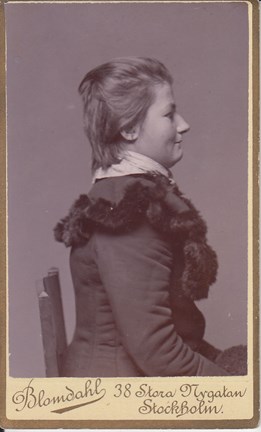 Polisens svartvita fotografi i profil av Berta Lovisa Janson.