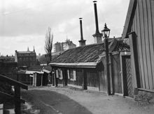 Lotsgatan västerut från nr. 5. Navigationsskolan i fonden