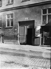 Götgatan 29. Bredvid porten ligger en butik som säljer cigarrer, snus och tobak