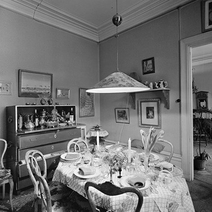 Blasieholmstorg 12. Annastina Alkmans hem. Matsalen med dukat bord.