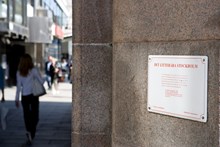 Litterär skylt: Citat ur Ivar Lo-Johanssons roman Kungsgatan