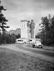 Björkhagsplan, Björkhagen. Centrumhuset, 17 våningar högt, byggs. Det blev då Sveriges hittills högsta bostadshus