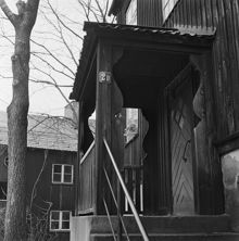 Förstukvist till länga med provisoriska bostäder. Vanadislunden