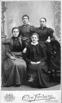 Gruppporträtt taget i Köping av Karolina Eriksson, Emma Lundbohm, Elin Pettersson och Emilia Sjögren.