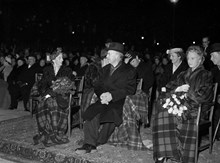 Kungsträdgården. Stockholms 700-års jubileum invigs med framträdanden. Kungaparet och prinsessan Sibylla sitter inlindade i filtar och tittar