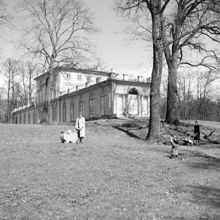Hagaparken, Gustav III:s paviljong. Två kvinnor promenerar med barnvagnar