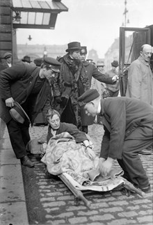 Stockholms centralstation. En engelsk Röda Korset-ambulans passerar Stockholm på väg från Serbien till England. En sårad sjuksköterska tas om hand