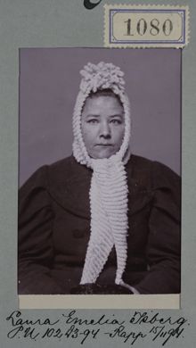 Polisfoto av Laura Emelia Isberg, gripen för ficktjuveri
