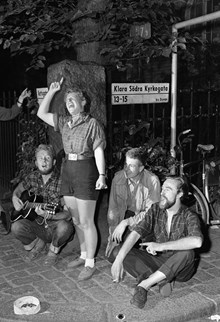 Hörnet Vattugatan/Klara Södra Kyrkogata. Gatumusikanter