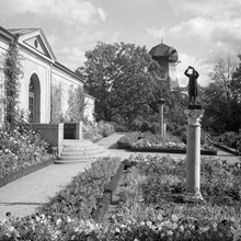 Prins Eugens Waldemarsudde. Galleribyggnaden och galleriterrassen med Linoljekvarnen i fonden.
