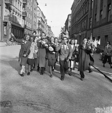 Glada människor på gatan