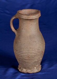 Medeltida cylinderhalskanna