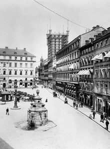Brunkebergstorg med Telefontornet i bakgrunden. Pumpen i förgrunden stod på Stortorget men flyttades 1857 till B. men 1953 återfördes pumpen till ursprunglig plats