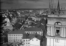 Vy från södra Kungstornet mot norra Kungstornet. Takåsar och Johannes kyrka i bakgrunden.